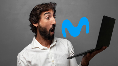 Usuario de Movistar frustrado frente a su portátil al no poder conectarse a la red WiFi 6