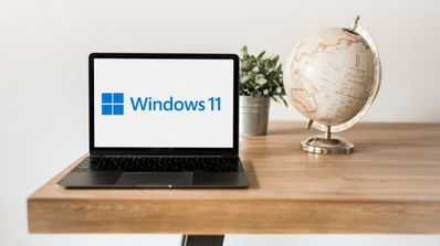 Ordenador portátil con el fondo de pantalla y la barra de tareas de Windows 11