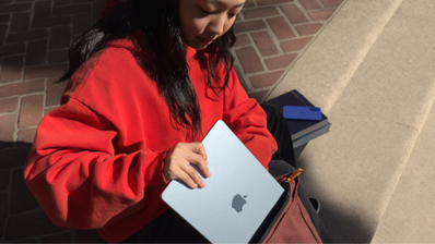 Chica guardando en la mochila el Apple MacBook Air M4