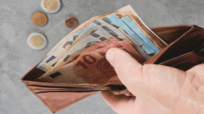 cartera con dinero