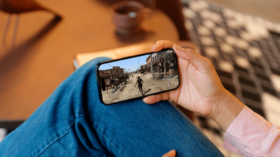 Usuario jugando al nuevo Red Dead Redemption en su móvil