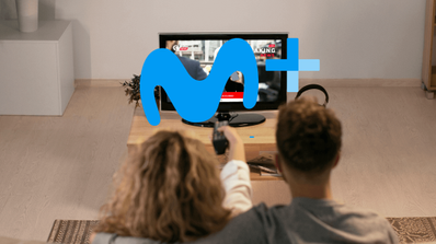 Imagen de dos personas viendo Movistar Plus+
