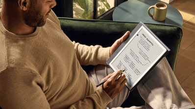 Imagen de una persona con un Kindle