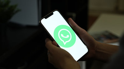Smartphone mostrando el logo de la aplicación WhatsApp, como ilustración de una noticia sobre las políticas de suspensión de cuentas