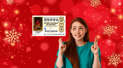 joven mirando un cupón de la lotería de Navidad 2025