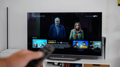 Imagen de una persona viendo la Smart TV