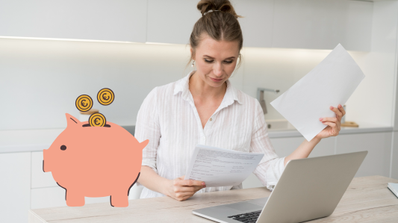 mujer revisando facturas ahorro