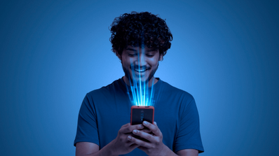 persona conectada Internet desde móvil