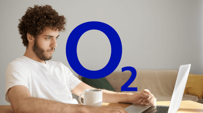 Imagen de una persona con el logo de O2