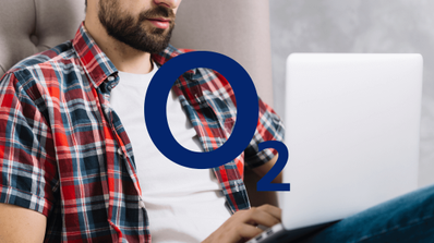 Imagen de un cliente de O2 conectándose a internet