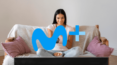 Imagen de una persona viendo la Smart TV