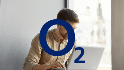 Imagen de una persona usando un ordenador con el logo de O2