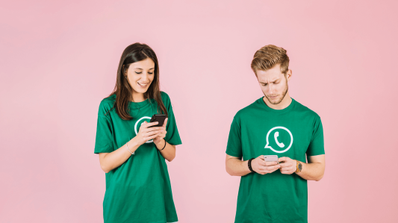 Dos personas con una camiseta de WhatsApp