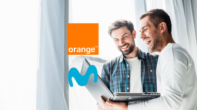 Imagen de dos personas con el logo de Orange y Movistar