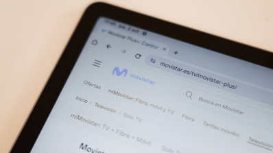 Imagen de una tablet con la web de Movistar