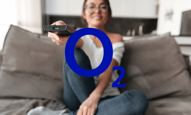 Imagen de una persona viendo la Smart TV