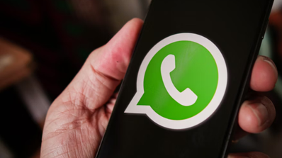 Ilustración de un smartphone mostrando el logo de WhatsApp, en referencia a la nueva función de estados automáticos temporales.