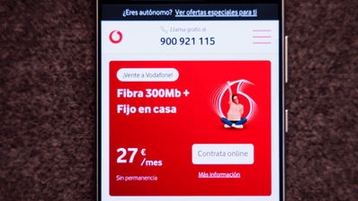 Imagen de un smartphone con las tarifas de Vodafone