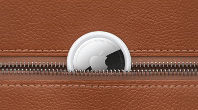 Pack de 4 localizadores Apple AirTag en su embalaje, mostrando el diseño circular y el logo de Apple en cada dispositivo