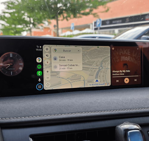 Imagen de Android Auto instalado en la pantalla de un coche