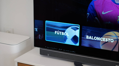 Interfaz de Movistar Plus+ en un televisor promocionando la cobertura de fútbol de LALIGA FC FUTURES
