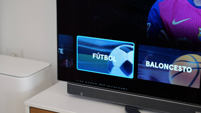 Interfaz de Movistar Plus+ en un televisor promocionando la cobertura de fútbol de LALIGA FC FUTURES