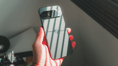 Módulo de cámara trasero del Google Pixel 10 Pro, mostrando el conjunto de lentes que incluye un teleobjetivo periscópico, clave para la función telemacro