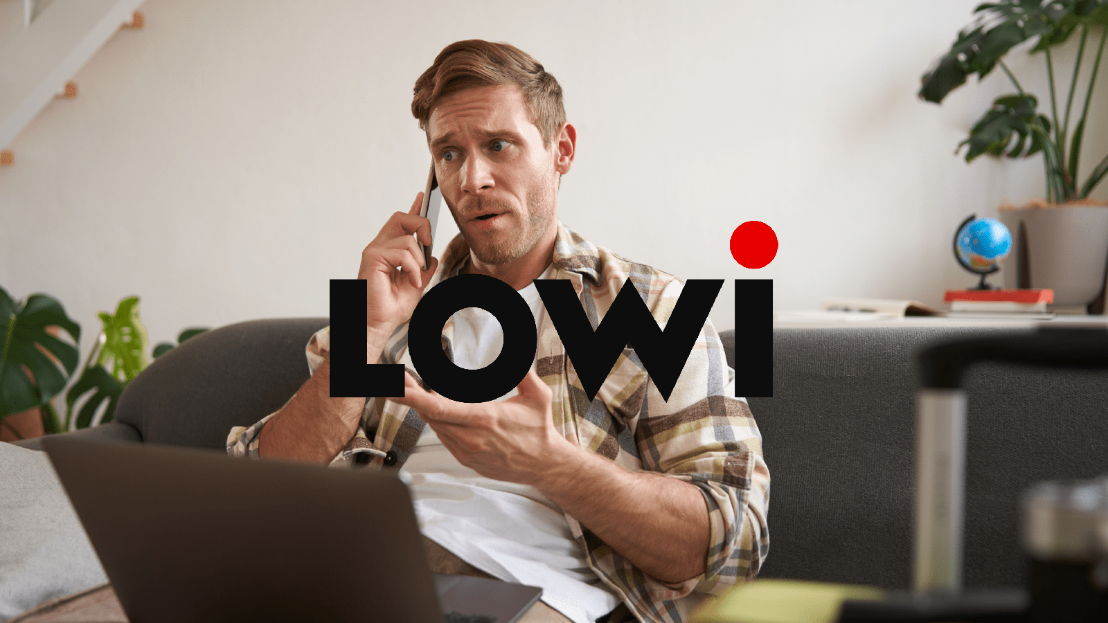 Un cliente hablando por teléfono con su compañía de telefonía