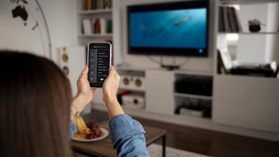 Un teléfono Android duplicando su pantalla en un Smart TV mediante conexión inalámbrica