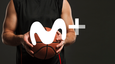 Logo de Movistar Plus+ sobre un jugador de baloncesto