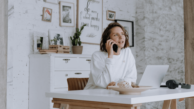 Una mujer hablando por teléfono