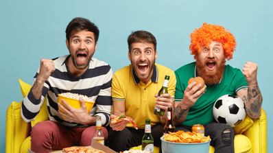 Imagen de unos telespectadores viendo un partido de fútbol