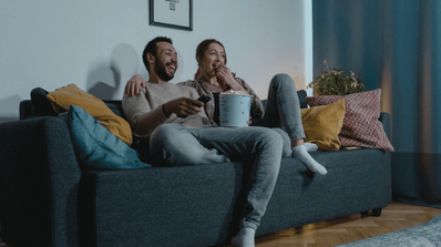 Pareja viendo la televisión