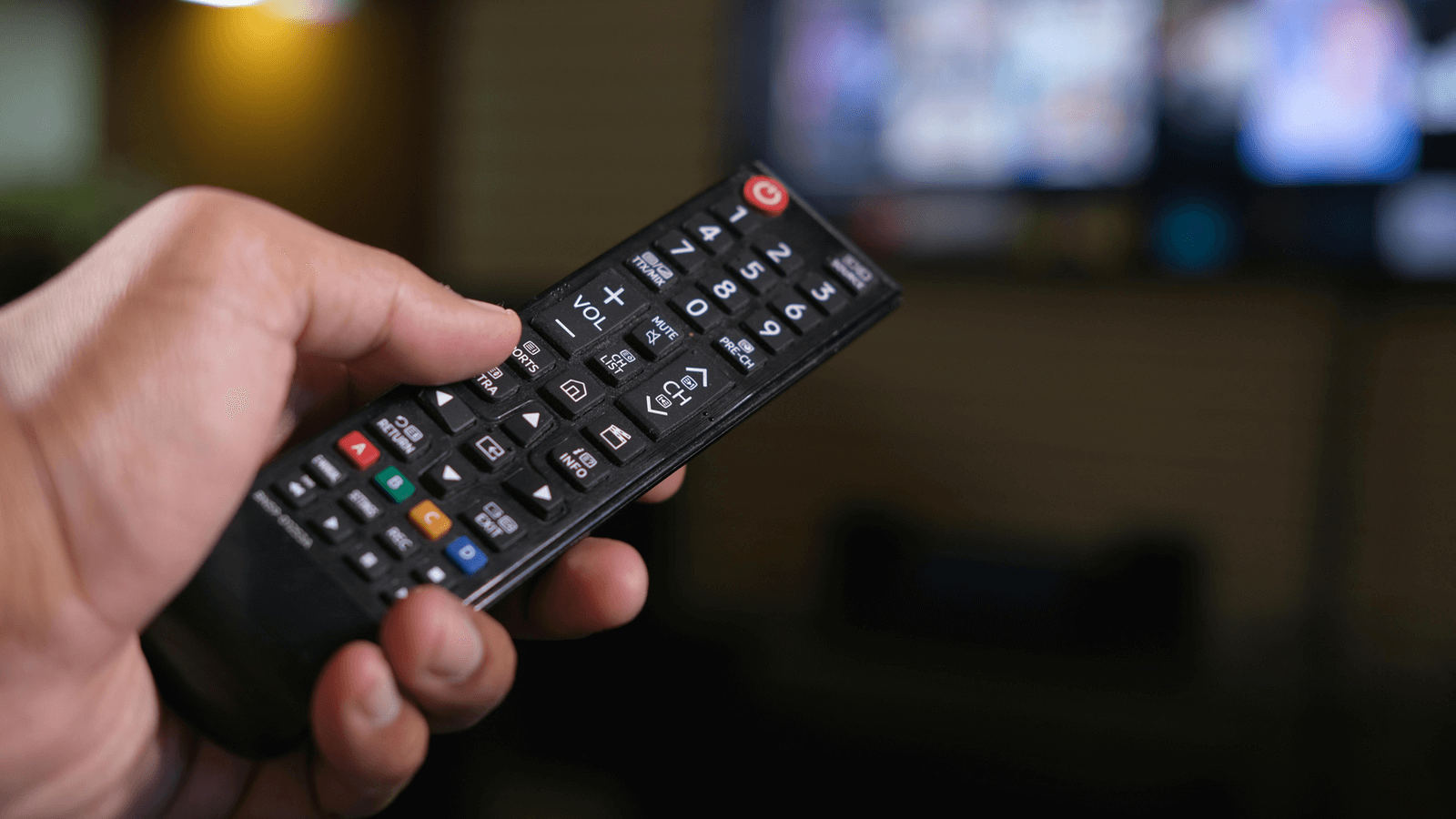 Una persona usando un mando de televisión