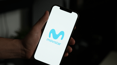 Usuario gestionando sus archivos en la aplicación Movistar Cloud desde un smartphone, aprovechando el almacenamiento ilimitado