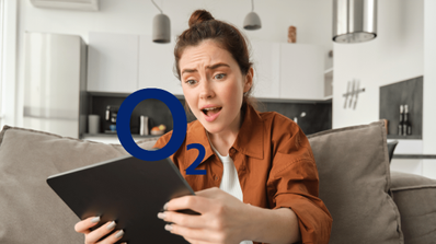 Mujer mirando con preocupación su tablet mientras el router HGU de O2