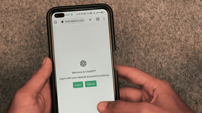 Un usuario usando su móvil con ChatGPT