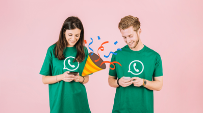 Imagen de dos jóvenes escribiendo en WhatsApp y enviando confeti