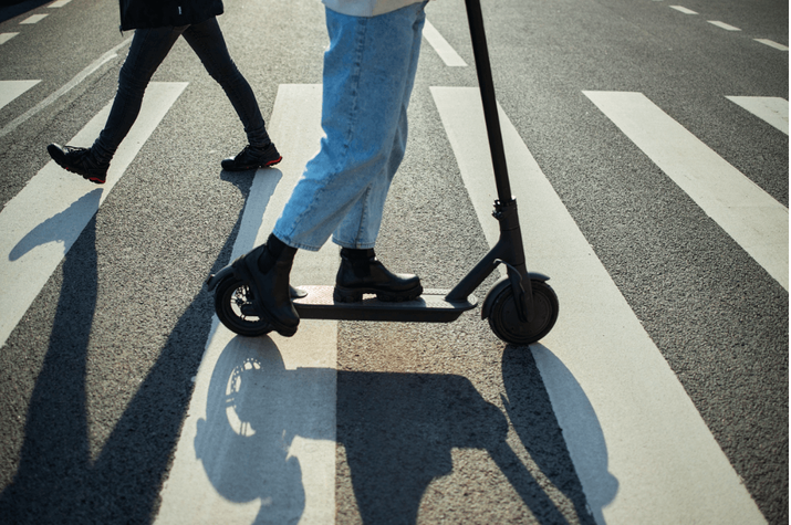 patinete eléctrico paso peatones