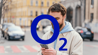 Persona con un móvil de O2