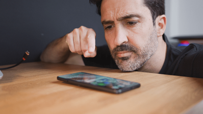 Imagen de un usuario mirando su smartphone