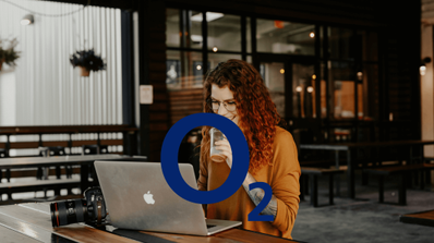 Imagen de una persona con el logo de O2