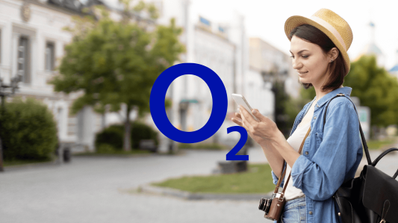 Imagen de una persona con el logo de O2