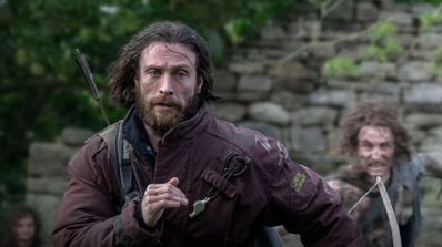 Escena de la película 28 años después con el personaje principal escapando de los zombis