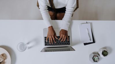 Una chica trabajando con su portátil