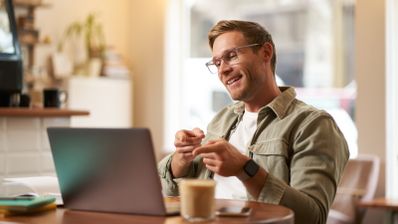 Un hombre viendo las ofertas de Orange y Movistar en su portátil