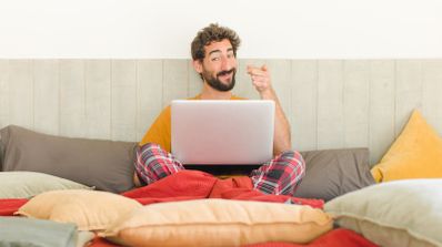 Un usuario disfrutando de las tarifas más baratas de internet en casa