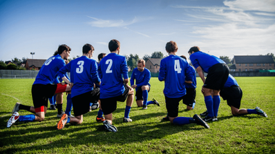 Jugadores de fútbol concentrados