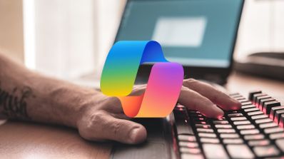 Logo de Microsoft Copilot sobre un fondo azul y morado representando la inteligencia artificial en Windows 11