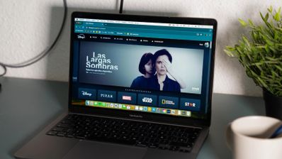 Ordenador portátil con la interfaz de Disney+